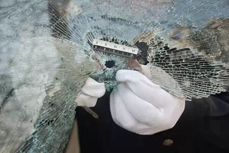 弹弓也能砸车抢劫？警察专治走偏门儿的