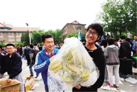 津城阵雨后现“双彩虹”