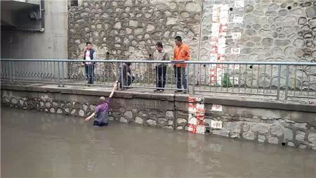 津城阵雨后现“双彩虹”