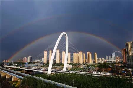 津城阵雨后现“双彩虹”
