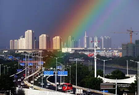津城阵雨后现“双彩虹”