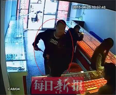 “抽”晕了 拿个假左轮也敢抢金店