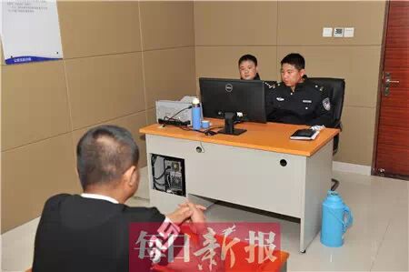 “抽”晕了 拿个假左轮也敢抢金店