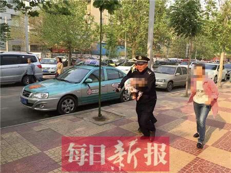 男童突患重病 两男子抱着他与时间赛跑