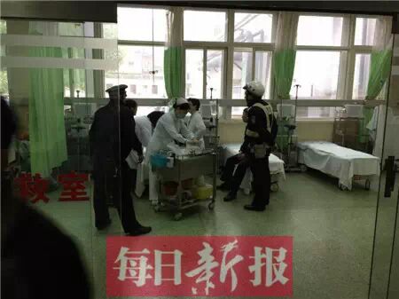 男童突患重病 两男子抱着他与时间赛跑