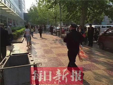 男童突患重病 两男子抱着他与时间赛跑