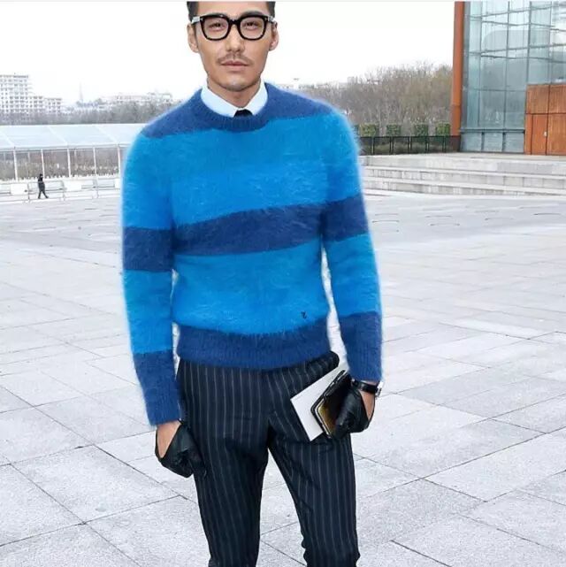 近几季非常流行高领毛衣，它也是实用典范，冬天作为打底衫真是太好不过了，款式要选择修身的，才不会太臃肿。