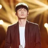 李荣浩翻唱粤语经典《友情岁月》,吉他Solo太惊艳!