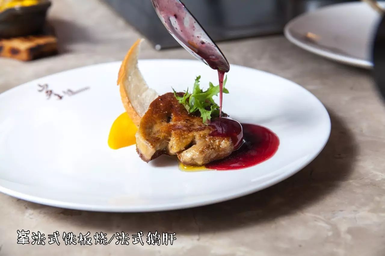 沉醉在红酒里的法式鹅肝