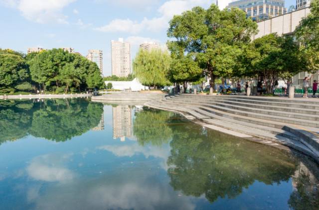 上海哪个超市卖麦卢卡蜂蜜_上海宝山区是穷人区吗_上海进口超市卖爱他美