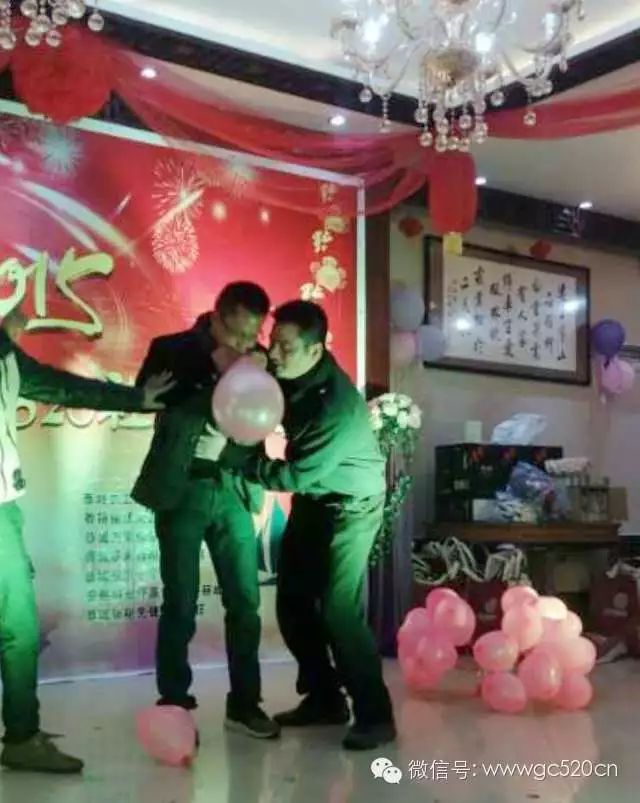 520社区年会精彩纷呈,幸运小伙抽中钻戒和金玫瑰收获爱情890 / 作者:结局、丆過如此 / 帖子ID:112175 520社区年会精彩纷呈,幸运小伙抽中钻戒和金玫瑰收获爱情890 / 作者:结局、丆過如此 / 帖子ID:112175