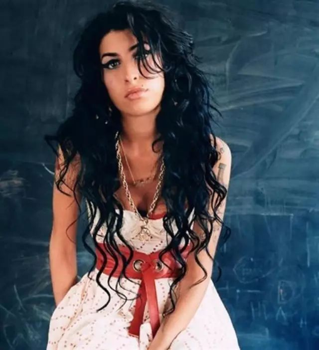 怀念  Amy Winehouse : 她不懂时尚,却一不小心成为时尚!
