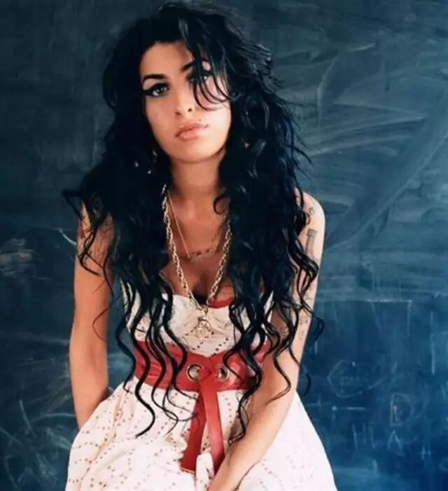 怀念  Amy Winehouse : 她不懂时尚,却一不小心成为时尚!