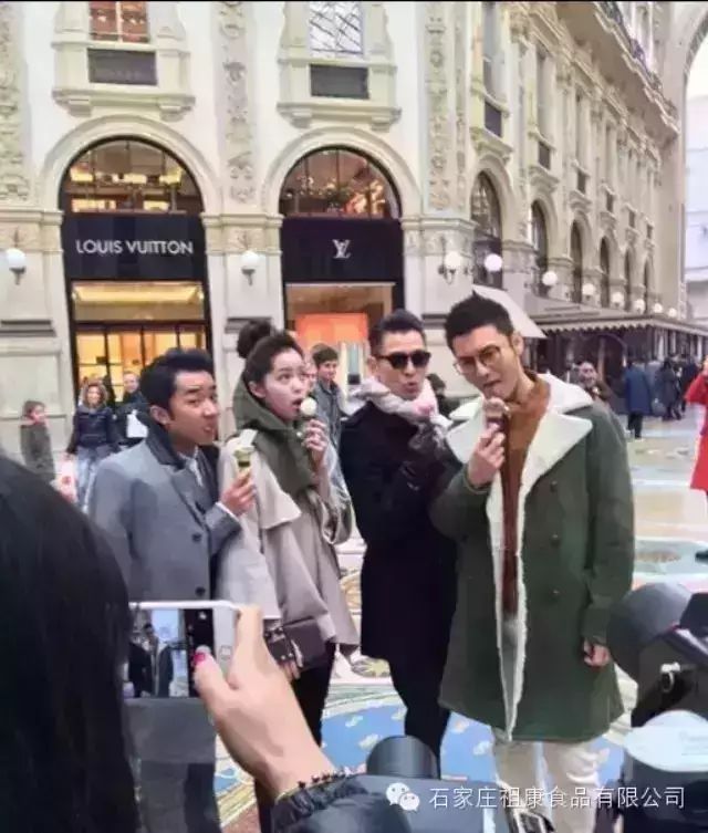 刘德华黄晓明相聚米兰 伸舌搞怪舔冰激凌