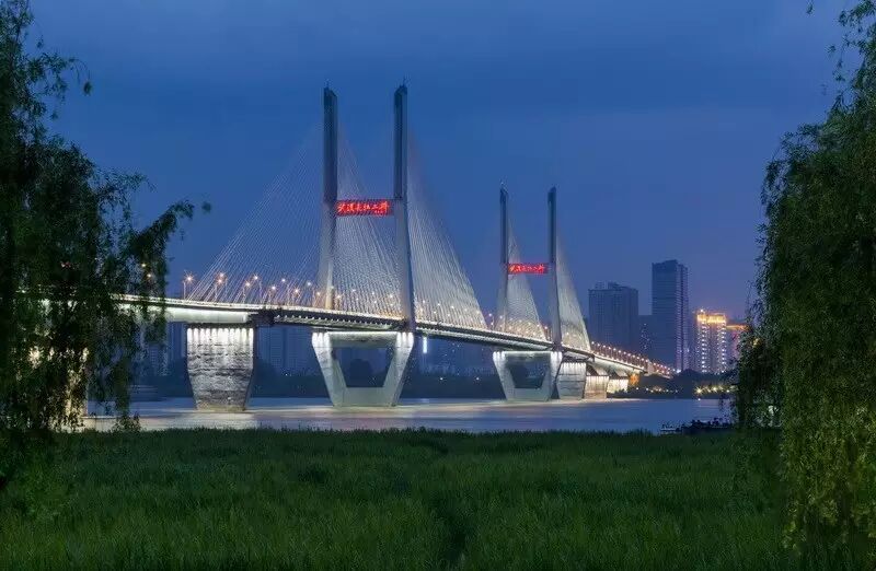 [横空出世·光映江城] 利亚德集团 · 深圳金达照明 —— 邀您品鉴武汉·两江四岸极致灯光秀