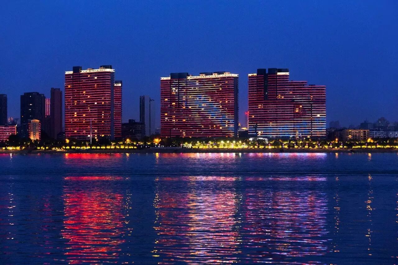 [横空出世·光映江城] 利亚德集团 · 深圳金达照明 —— 邀您品鉴武汉·两江四岸极致灯光秀