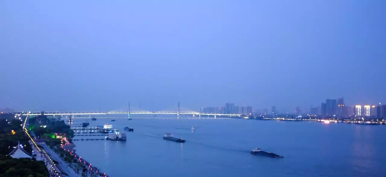 [横空出世·光映江城] 利亚德集团 · 深圳金达照明 —— 邀您品鉴武汉·两江四岸极致灯光秀