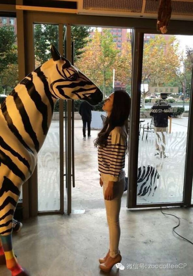 女神降临!南奎丽在ZOO COFFEE慧芝湖店现场录制宣传...
