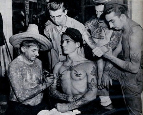 澳大利亚纹身师R.M. Reynolds与水手杰瑞