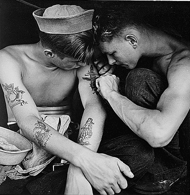 澳大利亚纹身师R.M. Reynolds与水手杰瑞