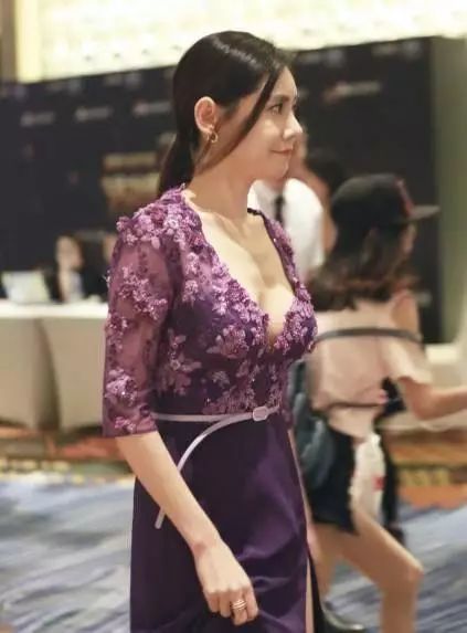 秋瓷炫和桂纶镁同穿紫色深v裙,一个满满的女人味,一个却撑不起来好尴尬!