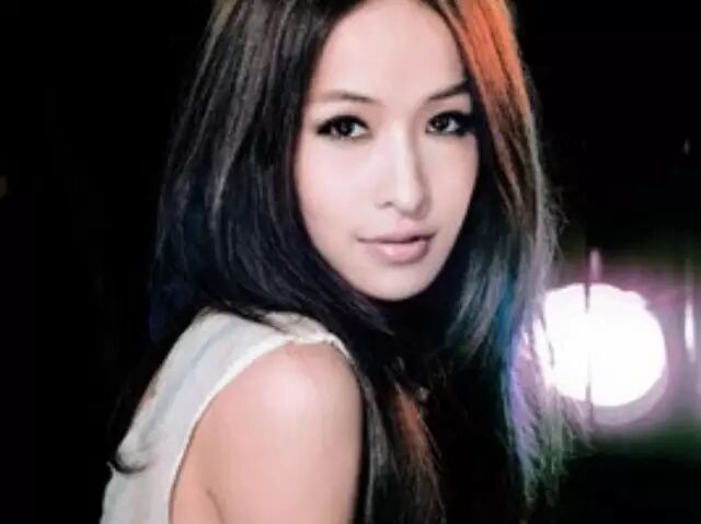 Elva萧亚轩分享年假的保养与妆容秘诀