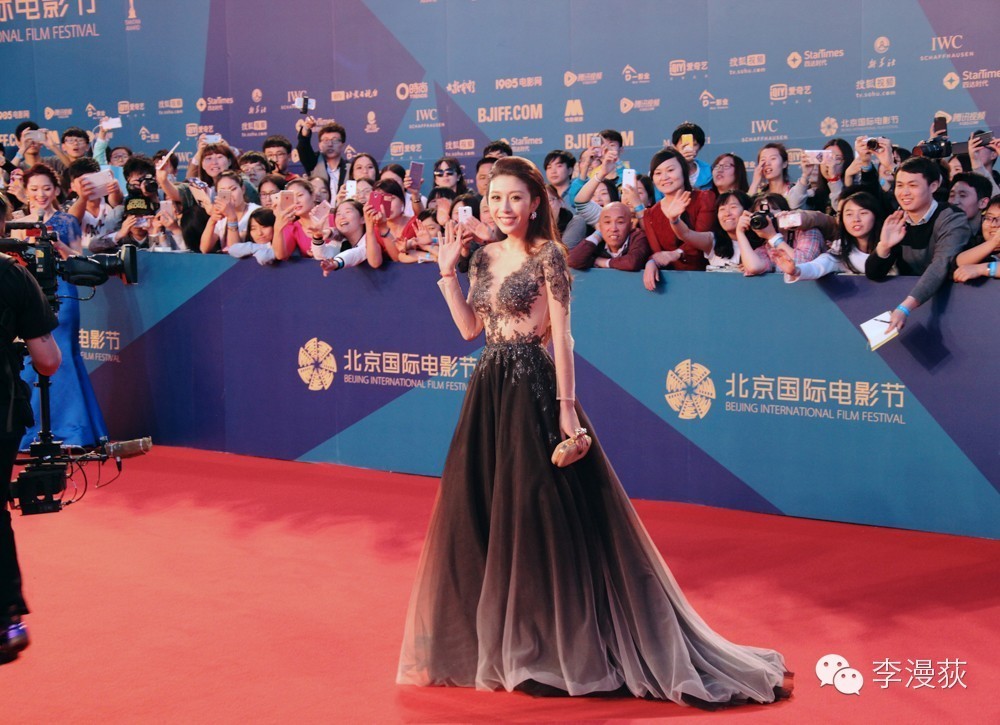 北京国际电影节闭幕红毯大牌秀,李漫荻性感微露谈“回归”