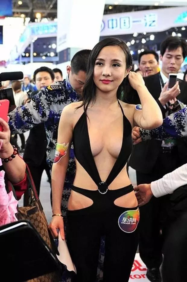 她就是当时天天挂在热搜,嚣张高调的干露露,曾是演员,模特,网红,但