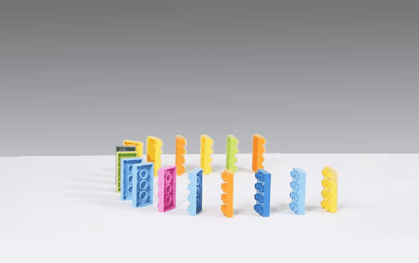 多米诺骨牌玩数学 将长短相同的积木按下面的示意图等距离摆放