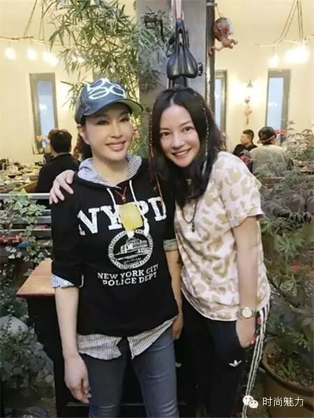 61岁刘晓庆晒和赵薇合影何以遭吐槽?