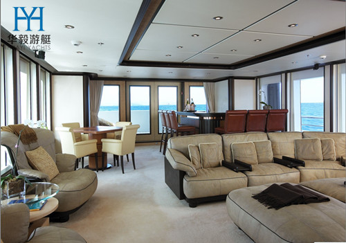 如果游艇较窄,可起将家具由高到低排列,以造成视觉上的变化,从而房间