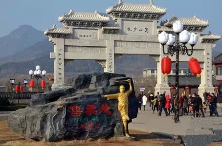 为什么教堂免费，而寺院是高消费？