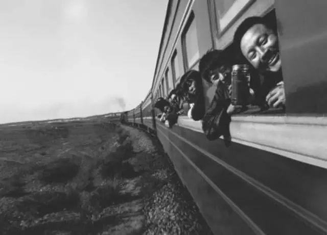 《火車上的中國人》：你一定沒見過火車上的這些場麵