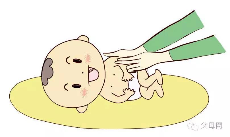 先用一只手牢牢地放在宝宝后背相对胸腔的部位,托起宝宝侧卧.