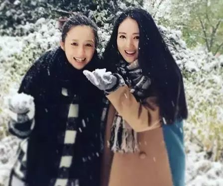 明星穿搭街拍_街拍明星穿百褶裙搭配图片_街拍明星夏季穿搭图片