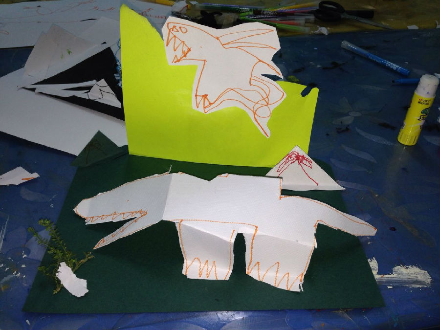 Pop-Up Book,也叫立体书。第一次见到是在《爱丽丝梦游记》中,翻开一看,嘴巴里只会传出哇,叹为观止。后来陆续接触很多立体书,真正感觉到其书最大的不同:内容本质与特色。 比如,这周大熊老师拿来的动物立体书,其趣味和功能,跳出平面的书的限制范围,创造了三度立体的空间,而且还能发出各种动物的模拟叫声,一下子就吸引了孩子们的兴趣。 如今,Pop-Up已经演变成一类学科,和设计让用眼去发现去探索的机关和结构,美妙艺术美感的视觉图像让人去鉴赏体会。 当然,延伸到课堂上则是提供让孩子可以动手去玩的对象,