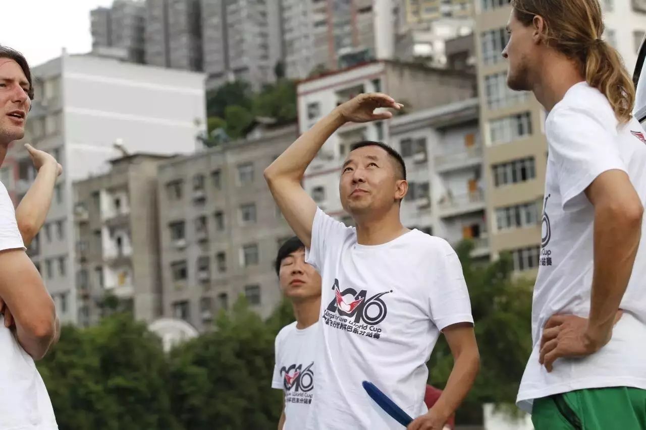 为了巴东旅游,没有练习过跳伞的"全国优秀县委书记"陈行甲惊世骇俗一