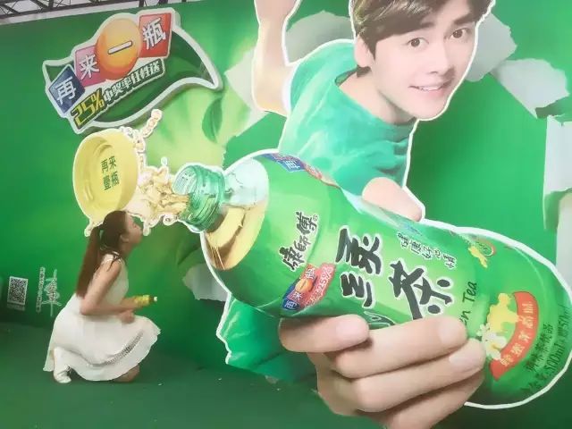 康师傅绿茶对于代言人李易峰的其他线下活动也进行了充分的利用