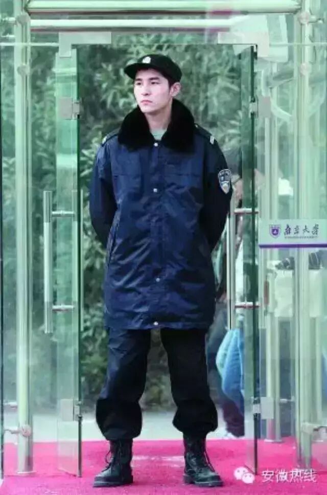 南大90后安徽保安走红 撞脸赵又廷井柏然刘恺威
