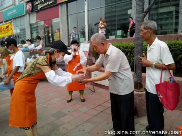 仁爱心栈•天津南开栈2015年7月29日奉粥日志