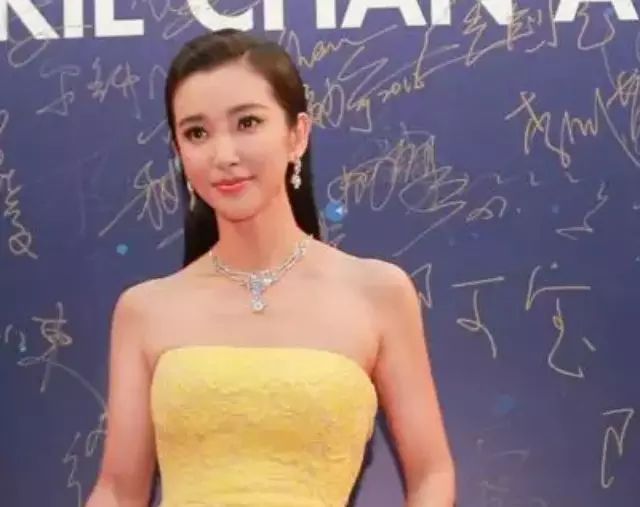 李冰冰走红毯水晶壕包最耀眼