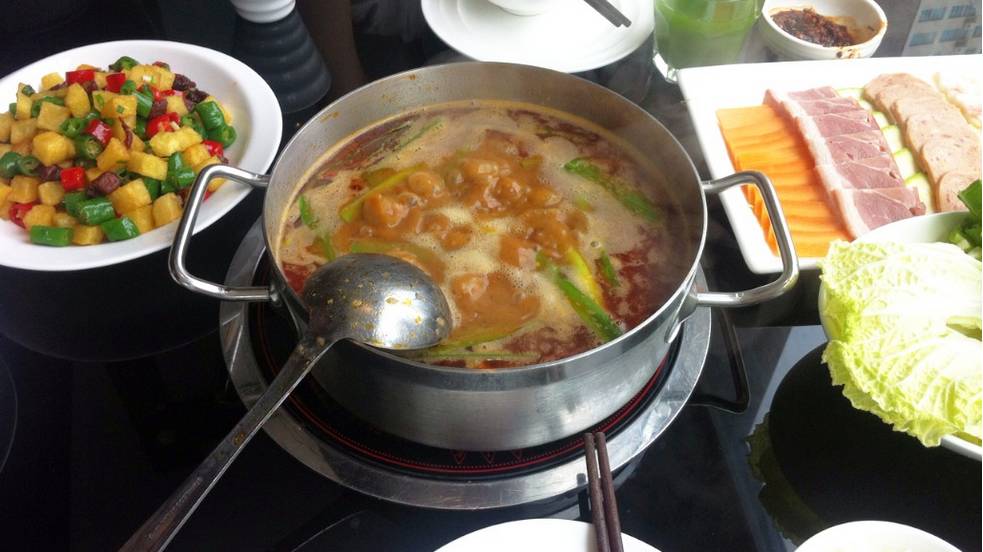 贵阳人爱吃的豆米火锅之一,精选上好豆米,熬制浓郁锅底,搭配各种配菜