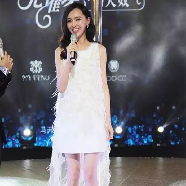 刘亦菲郑爽七位女神穿小白裙,只有她穿起来最清纯!