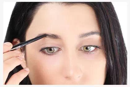 Step4:要选择一支比本身眉毛色彩深一点的眉笔，最好是细短型笔触的，眉毛淡的处所要细心描。