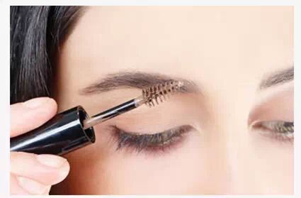 Step7:色彩感和层次感对于眉妆很重要，用睫毛刷蘸些色彩淡色的眉毛凝胶再轻轻刷眉毛，使色彩加倍平均。