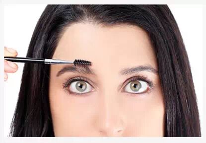 Step3:没有补缀的眉毛偏向都是乱的，所以要用睫毛刷补缀下眉毛的偏向。