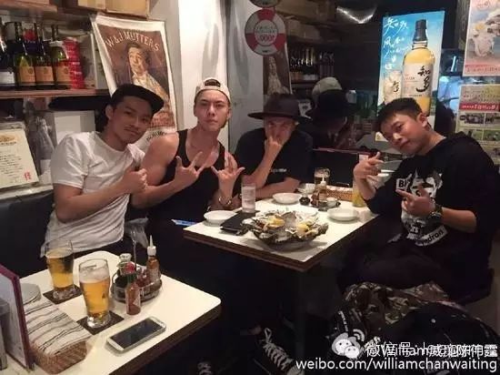 陈伟霆聚餐仅穿背心 手臂粗壮肌肉紧实
