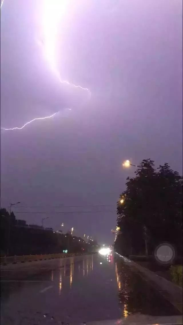 电闪雷鸣冰雹暴雨!一夜之间晋城被"蹂躏"的体无完肤!