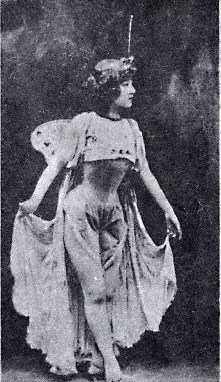 1902年,裕容龄表演舞蹈《玫瑰与蝴蝶》时扮演蝴蝶仙子的照片.