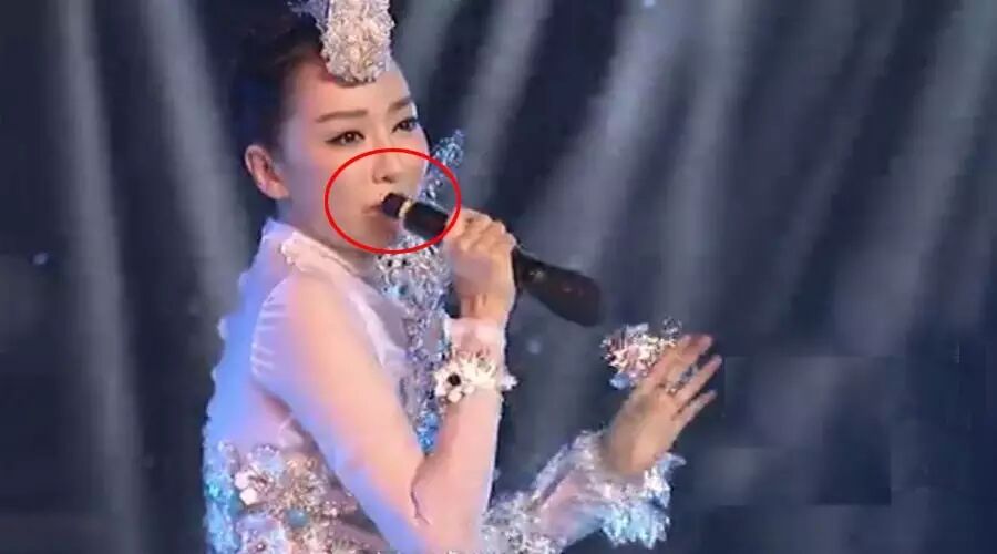 萨顶顶真是开创了假唱史的新篇章!